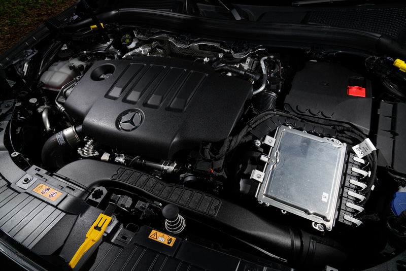 シリンダーピッチを90mm、シリンダー間の厚みを8mmとして、全長をコンパクトにまとめたシリンダーブロックを採用。シリンダーブロックは軽量化のためにアルミニウム製とする一方でピストンはスチール製とし、熱膨張率の異なる素材を採用することで40％以上摩擦を低減。また、シリンダーウォールにスチールカーボン材を溶射コーティングするNANOSLIDER摩擦低減加工を施した