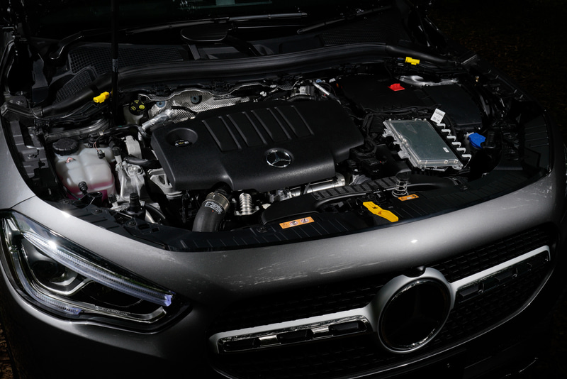 シリンダーピッチを90mm、シリンダー間の厚みを8mmとして、全長をコンパクトにまとめたシリンダーブロックを採用。シリンダーブロックは軽量化のためにアルミニウム製とする一方でピストンはスチール製とし、熱膨張率の異なる素材を採用することで40％以上摩擦を低減。また、シリンダーウォールにスチールカーボン材を溶射コーティングするNANOSLIDER摩擦低減加工を施した