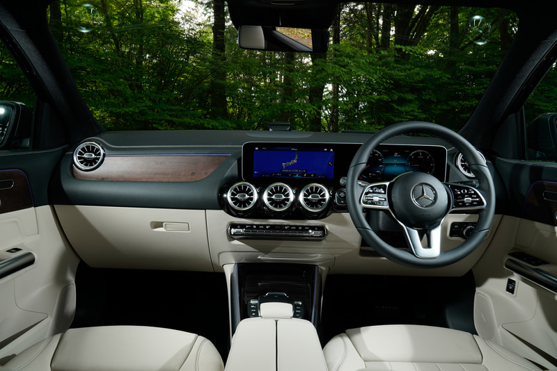 センターコンソールにあるダイナミックセレクトのスイッチで「オフロード」を選択すると、トルク配分やABSのマネジメントにより、悪路走破性を高めるとともに、マルチビームLEDヘッドライトが車両の直前部を広く明るく照らすモードとなり障害物を発見しやすくする