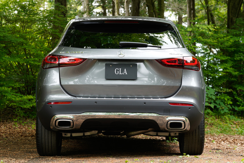 「スタイリッシュなSUV」の特徴を表現するため、フロントフェンダーからリアフェンダー、リアのコンビネーションランプへと回り込む面の張りが強調された力強いショルダー部、クーペのようにリアにむかってなだらかに下降していくルーフライン、上下方向にスリムなサイドウインドウを採用