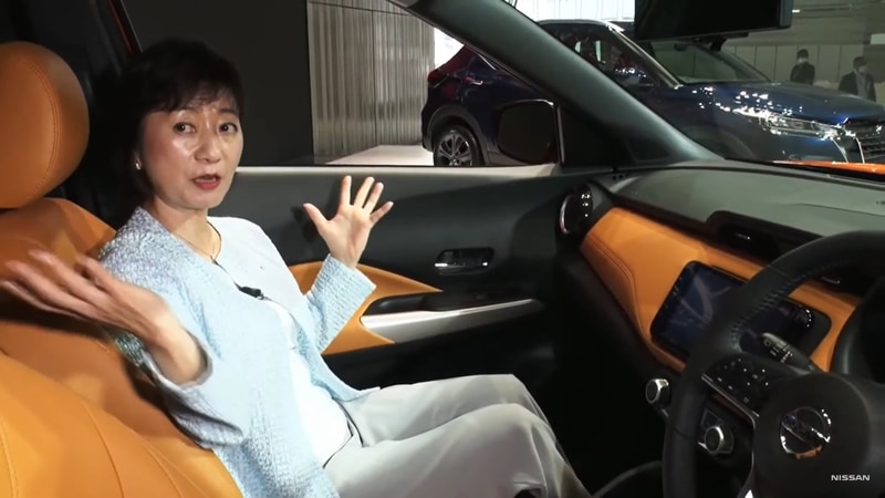 横浜本社ギャラリーの星野氏は実車に乗り込み、VRではなく素手で触ってシートの感触を確かめていた