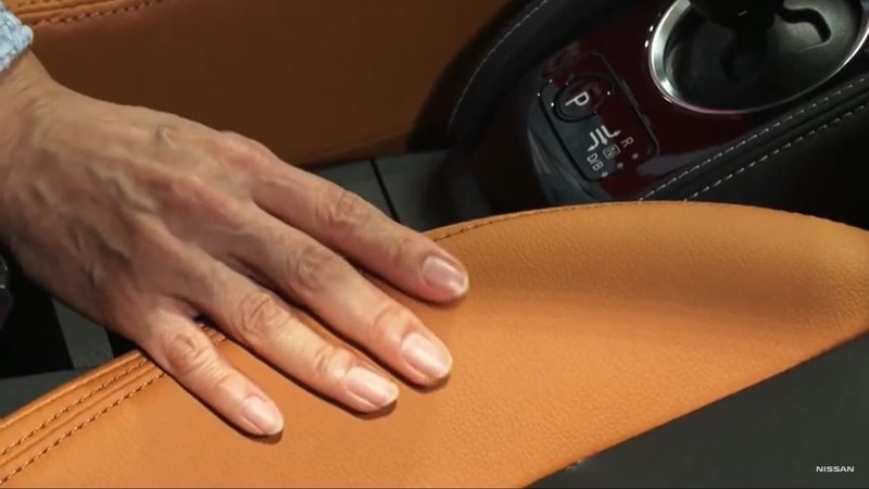 横浜本社ギャラリーの星野氏は実車に乗り込み、VRではなく素手で触ってシートの感触を確かめていた