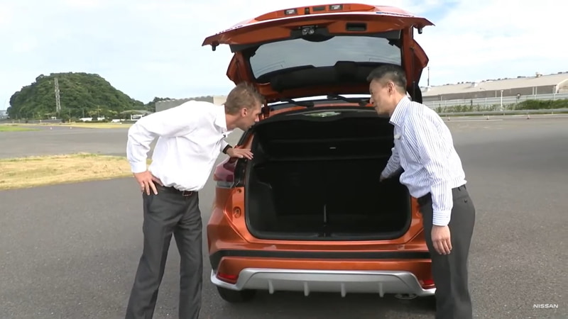 ラゲッジスペースの広さに驚くクルム選手