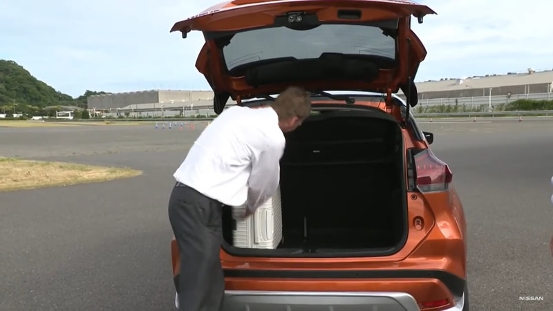 実際にスーツケースを積み込んで収納力を体感