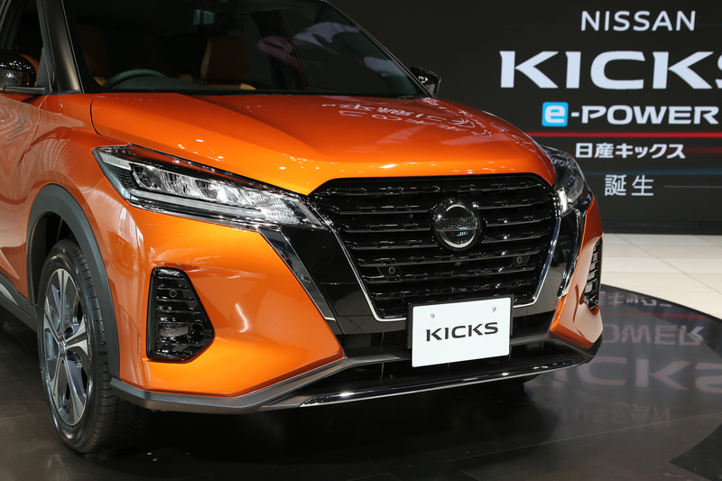 エクステリアでは「ダブルVモーショングリル」や「フローティングルーフ」を特徴とし、力強さとスタイリッシュさを表現。いずれのグレードもLEDヘッドライトやLEDフォグランプを標準装備