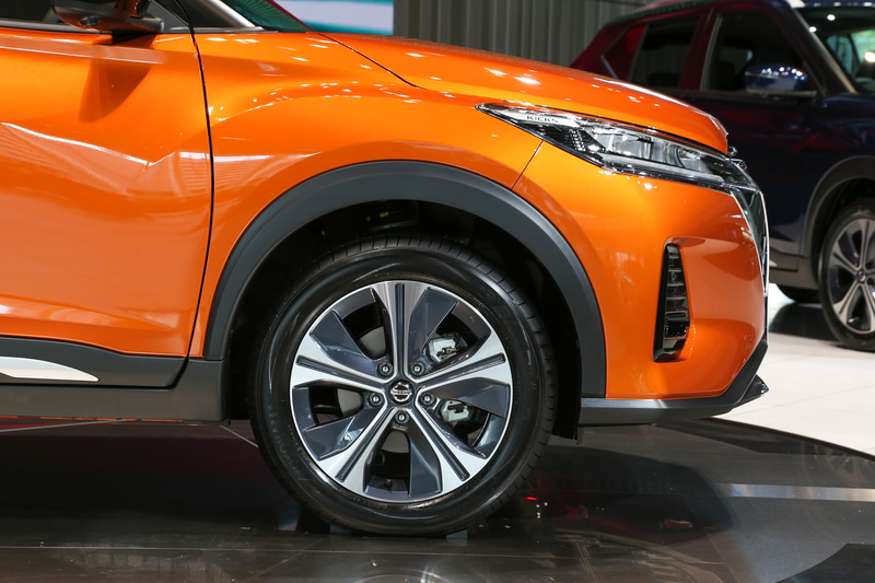 足下は17インチアルミホイールに横浜ゴム「BluEarth E70」（205/55R17）の組み合わせ。テールゲートの左側に「KICKS」、右側に「e-POWER」のバッヂが付く