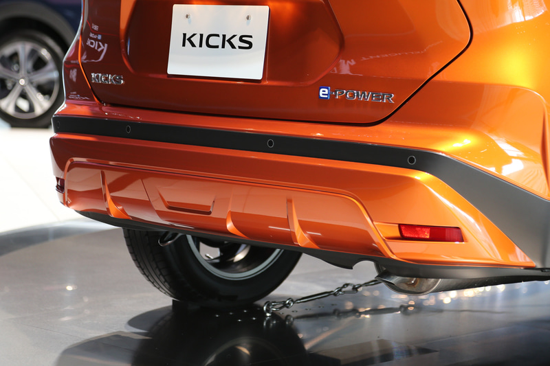 足下は17インチアルミホイールに横浜ゴム「BluEarth E70」（205/55R17）の組み合わせ。テールゲートの左側に「KICKS」、右側に「e-POWER」のバッヂが付く