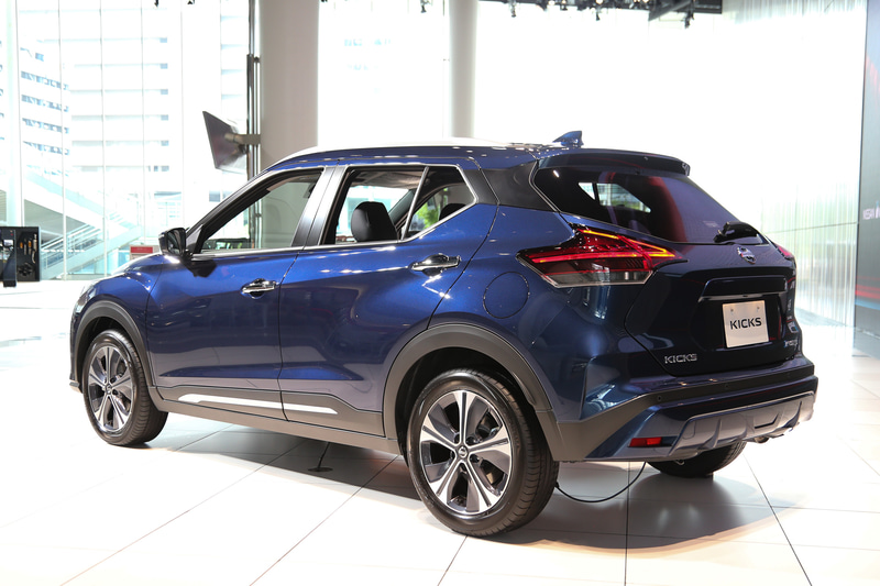 ダークブルーカラーの「X」（275万9900円）のシートはクロスと合皮の組み合わせ