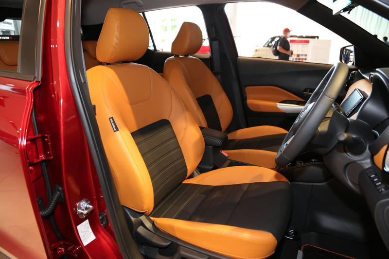 「X ツートーンインテリアエディション」のインテリア。2トーンカラーシートによるファッショナブルな仕上げが特徴で、人間工学に基づき快適な座り心地で疲労軽減効果のある「ゼログラビティシート」を採用。前席ヒーター付シートは「X ツートーンインテリアエディション」に標準装備、「X」にメーカーオプション設定