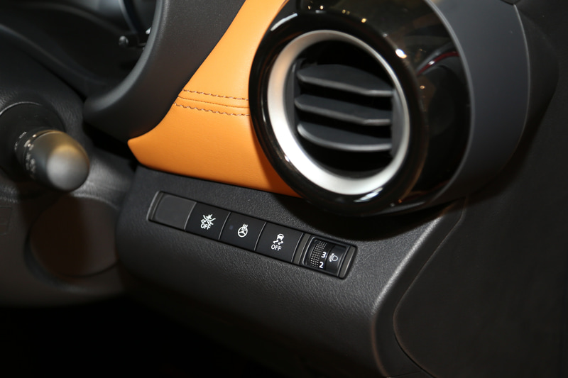 「X ツートーンインテリアエディション」で標準装備のステアリングヒーターは運転席右側にレイアウトされるスイッチでON/OFFが可能