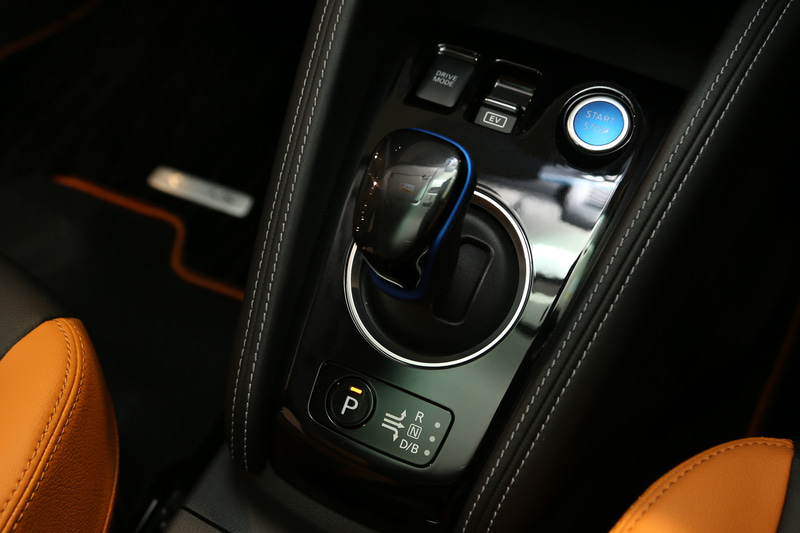 キックスは電制シフトとともに電動パーキングブレーキ（オートブレーキホールド機能付き）を採用。プッシュパワースターターはe-POWER専用のブルーLEDで照らされる