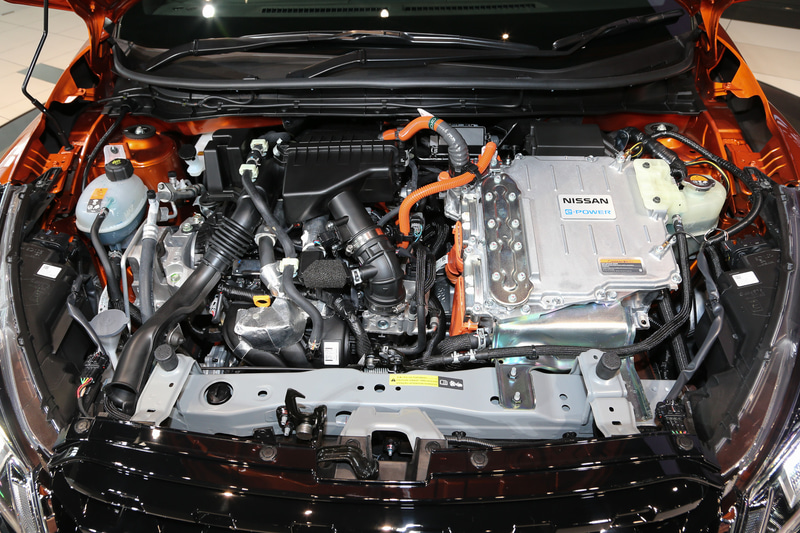直列3気筒DOHC 1.2リッター「HR12DE」型エンジンに「EM57」モーターの組み合わせ。WLTCモード燃費は21.6km/L（市街地モード 26.8km/L、郊外モード 20.2km/L、高速道路モード 20.8km/L）