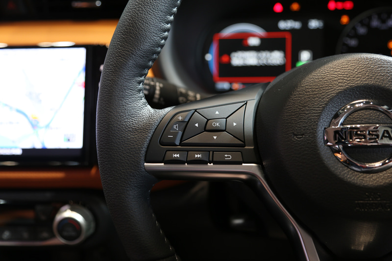 Dカット型本革巻きステアリングのスイッチ左側。アドバンスドドライブアシストディスプレイやオーディオの設定などが行なえる