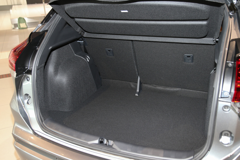 ラゲッジルーム容量は423Lを確保し、9インチのゴルフバッグ3つまたはMサイズのスーツケース（675×452×250mm）を4個積載できる。後席は6：4分割可倒式
