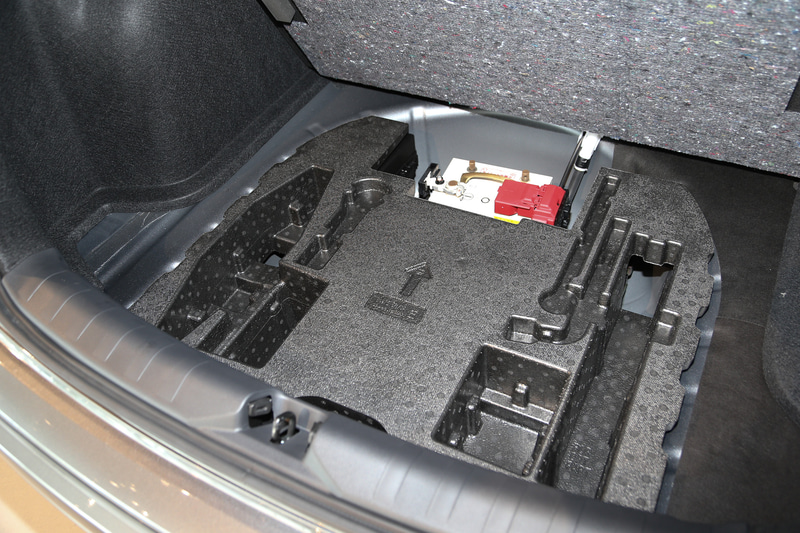 ラゲッジルーム容量は423Lを確保し、9インチのゴルフバッグ3つまたはMサイズのスーツケース（675×452×250mm）を4個積載できる。後席は6：4分割可倒式