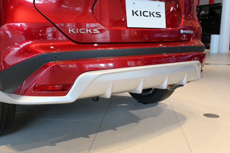 フロントアンダープロテクター、サイドシルプロテクター、リアアンダープロテクターがシルバーになる「シルバースタイルパッケージ」は、ルーフスポイラーも含めてディーラーオプション設定