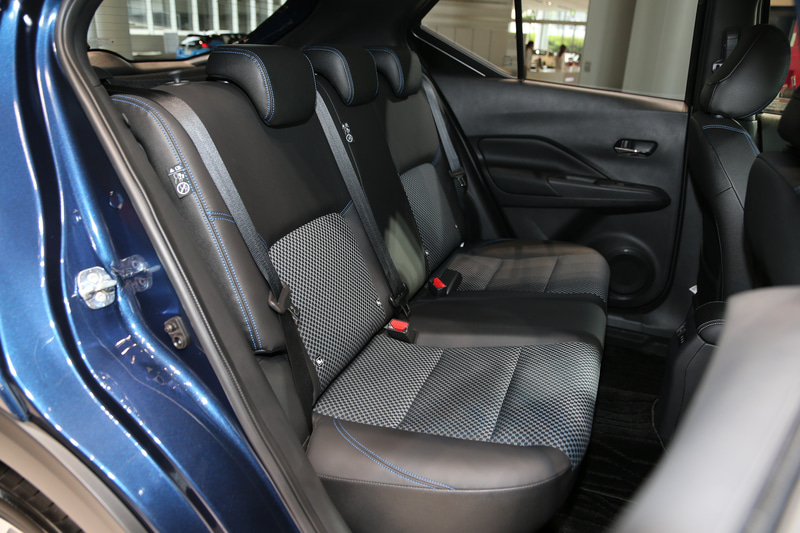ダークブルーカラーの「X」（275万9900円）のシートはクロスと合皮の組み合わせ