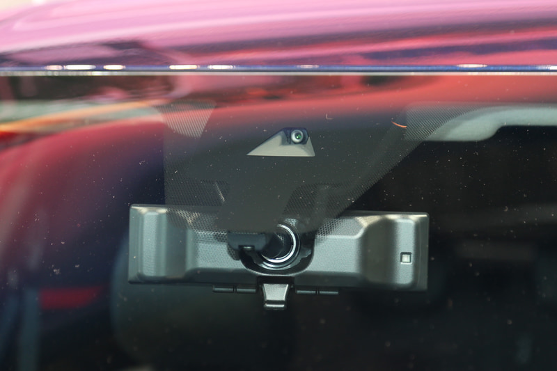 エクステリアでは「ダブルVモーショングリル」や「フローティングルーフ」を特徴とし、力強さとスタイリッシュさを表現。いずれのグレードもLEDヘッドライトやLEDフォグランプを標準装備