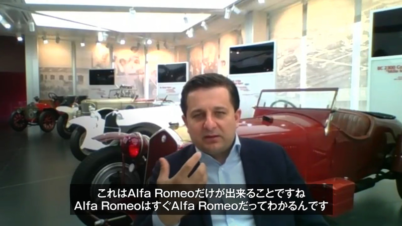 アルファ ロメオ歴史博物館 館長のロレンツォ・アルディツィオ氏（左）と、作家・コラムニストの松本葉氏（右）が対談