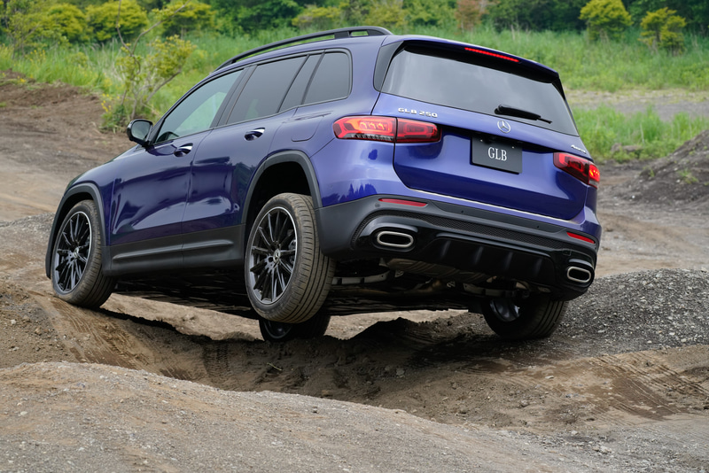 オフロードコースを走行する新型車GLB