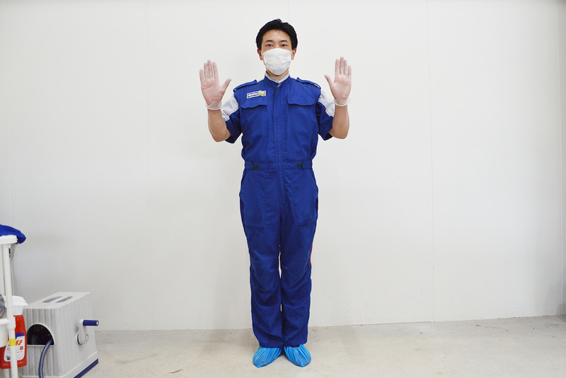 作業スタッフは、マスク、手袋、靴カバーを装着