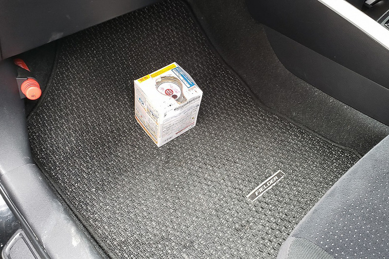 窓を閉め切り、空調を内気循環にセットしてウイルス全般の除菌に実績を持つという「安定化二酸化塩素」または「次亜塩素酸水」をスチーム