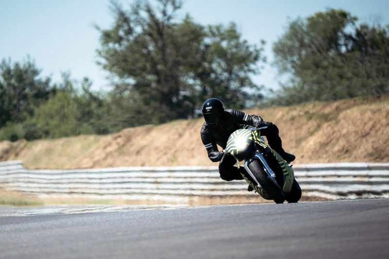 走行テストを実施するAMB 001