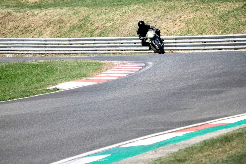 走行テストを実施するAMB 001