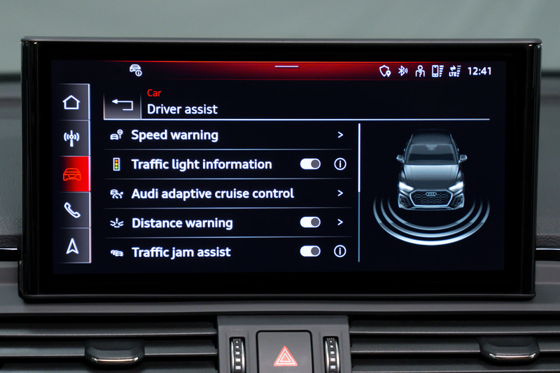タッチディスプレイでカーナビはもちろん、各種設定も変更可能。カーナビは音声入力にも対応する