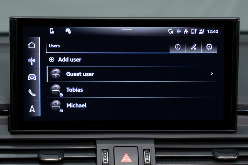 タッチディスプレイでカーナビはもちろん、各種設定も変更可能。カーナビは音声入力にも対応する