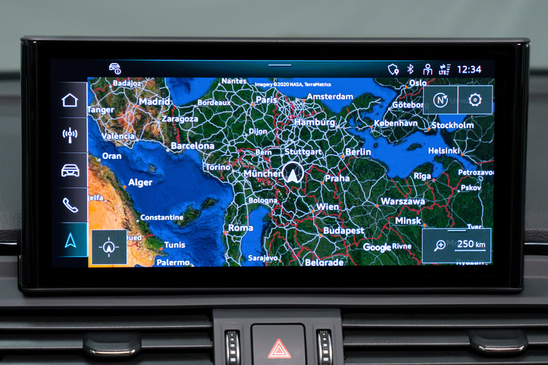 タッチディスプレイでカーナビはもちろん、各種設定も変更可能。カーナビは音声入力にも対応する