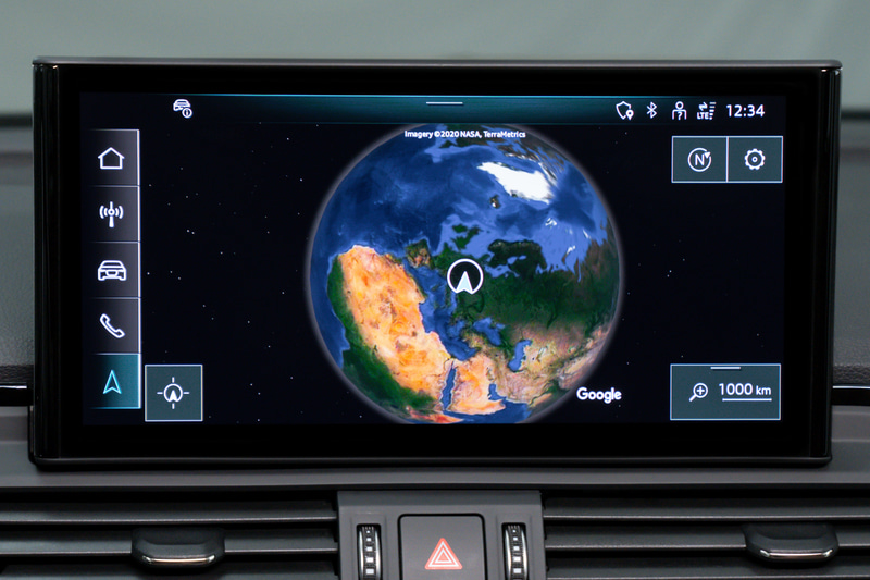 タッチディスプレイでカーナビはもちろん、各種設定も変更可能。カーナビは音声入力にも対応する