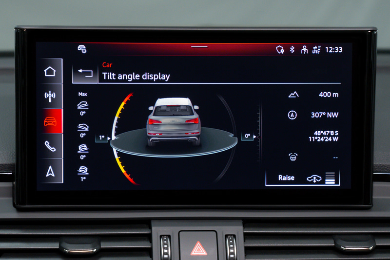 タッチディスプレイでカーナビはもちろん、各種設定も変更可能。カーナビは音声入力にも対応する
