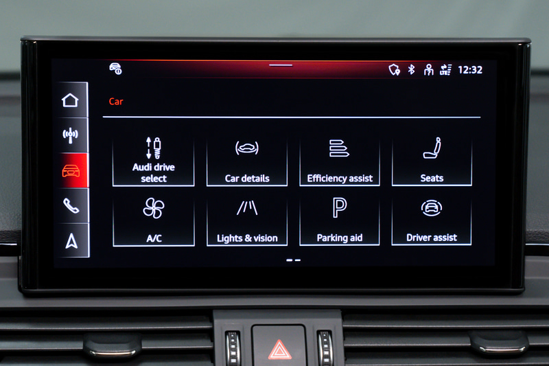 タッチディスプレイでカーナビはもちろん、各種設定も変更可能。カーナビは音声入力にも対応する