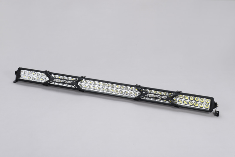 ジムニー取り付け指定品となっているのが「642SD」（600Sシリーズ 40インチ ダブルロー）、明るさ：2万lm/27万3000cd、色温度：6000K、消費電力：210W、重量：2900g、防水機能：IP68、単品価格：7万9000円（税別）