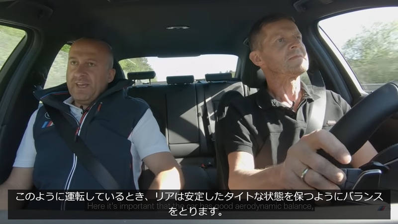 ステアリングを握るのがピーター氏、助手席がフレッサ氏