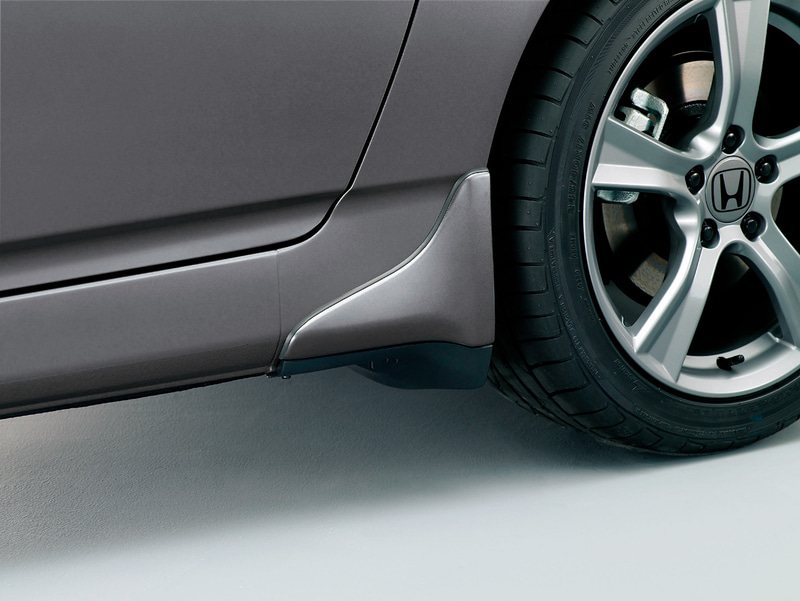 リアストレーキ。S2000が現行ラインアップされていた当時、純正アクセサリーとしてラインアップしていたリアストレーキの再販。商品の特徴としては、ストレーキと内側のエアロプレートでホイールハウス内へ引き込まれる空気を逃がしてリアサスペンションの動きをよくすることで、常にタイヤが路面をとらえたコントロール性に優れた走りを実現させるとしている。再販にあたって当時の製造業者が型を大事に保管していたことで今回のプロジェクトへの協力を得た