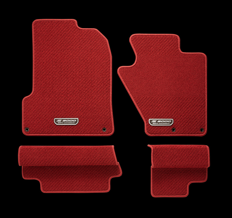 フロアカーペットマット。乗るたびに少しずつ傷んでいくフロアカーペットマットの買い換えができるよう、内装色によって選べるブラックとレッドの2色をラインアップ。後期型に設定したクロスメンバーカバー付きとすることで、すべてのS2000の足元とクロスメンバー部も保護。フロアカーペットマットの固定方法は専用ホルダーでの固定となり、S2000の前期型、後期型さらに当時は別設定だったtype Vにも装着できる形状にした