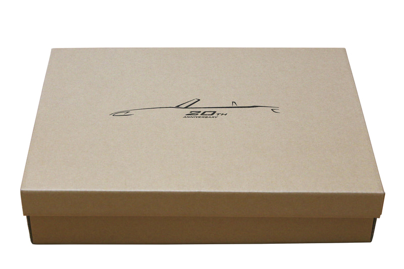 ボディカバー ハーフタイプ。脱着が容易なハーフタイプのボディカバーをリメイクし、従来型のブルーからブラックに変更。展開時はフロントウインドウ部にS2000ロゴを、収納時はホンダの象徴でもあるHマークを入れた。この商品のみ、特別仕様の包装箱を用意、収納用の袋のサイズも収納にあったサイズに変更するといったこだわりを詰めた