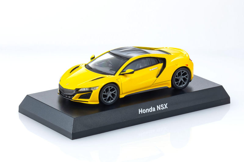 NSXの1/64スケールミニカーは、インディイエローパールIIをベースにしたカラーを採用。ディスプレイ用の台座も付属する