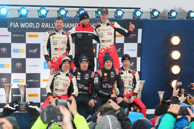 デビュー以来快進撃を続けるTOYOTA GAZOO Racing World Rally Team。昨年チームに勝利をもたらした現ヒュンダイのオィット・タナック選手も交えての記念写真ではGAZOO Racing Companyのプレジデントを務める友山茂樹氏も満面の笑み