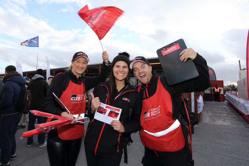 GAZOO Racingの応援フラッグを配るスタッフもノリノリ！（ウェールズ ラリーGB）