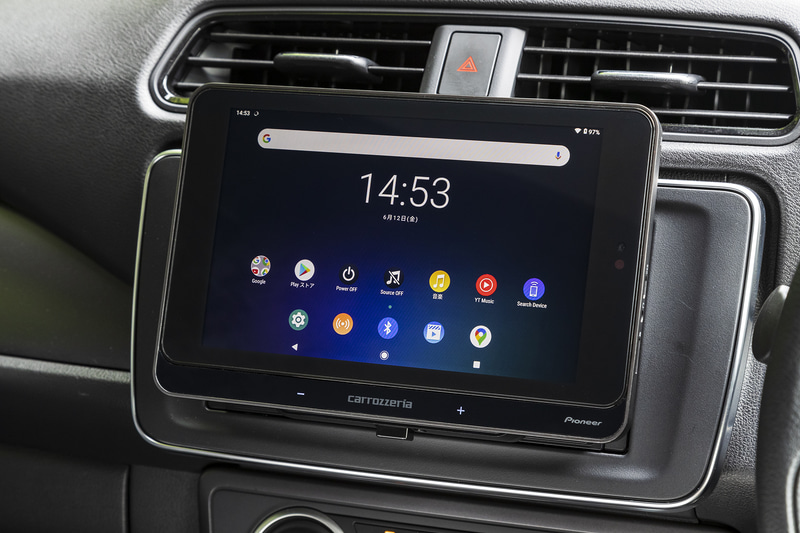 装着状態は据え置き型カーナビのようなスマートさ