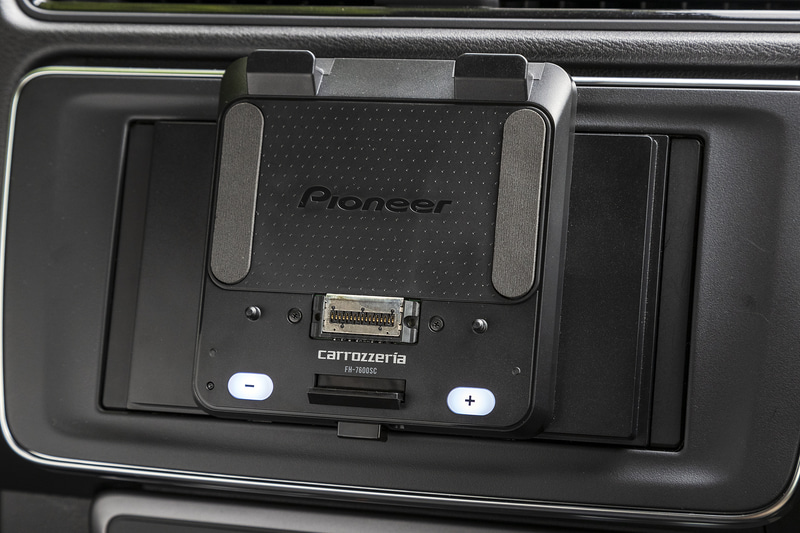 タブレットを取り外した状態。つまりFH-7600SCのみだとこんな感じ。デタッチコネクター下にあるのが取り外し用ボタン