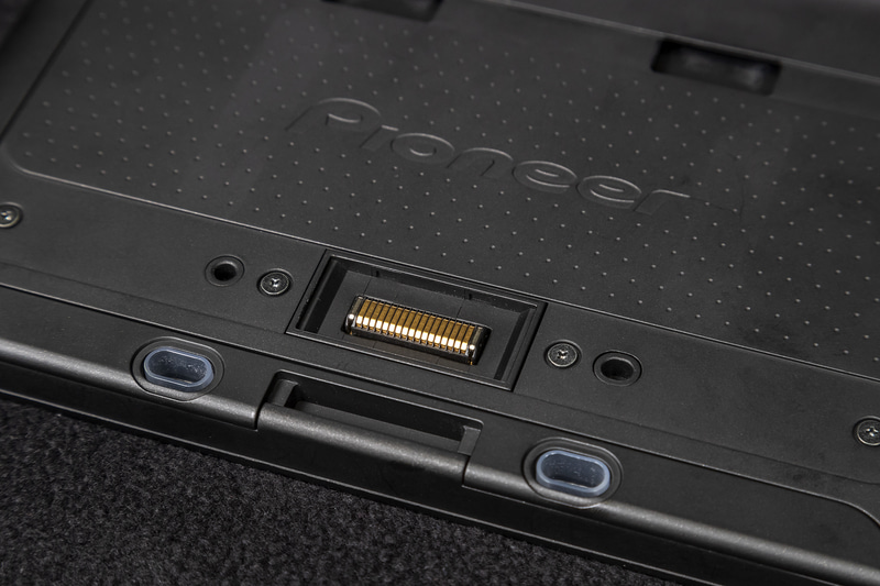 デタッチコネクターがある。下に見える楕円形状のパーツはボリュームボタン。ここだけ物理スイッチなのだ