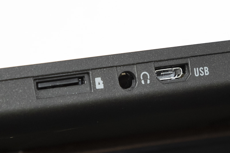 USBコネクタやマイクロSDカードスロットを用意