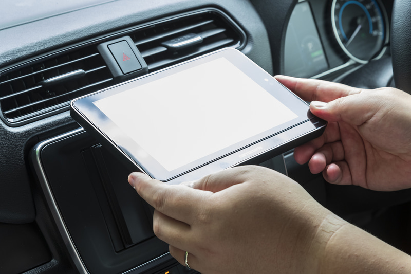 装着時は上側を爪に引っかけてから下側を押し込んでパチンと固定するだけ