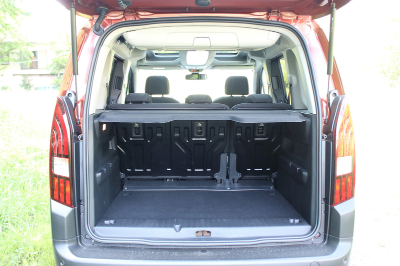 リアゲートはガラス部分のみを個別で開閉することが可能