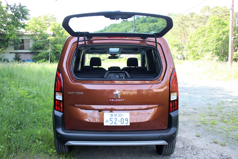 リアゲートはガラス部分のみを個別で開閉することが可能