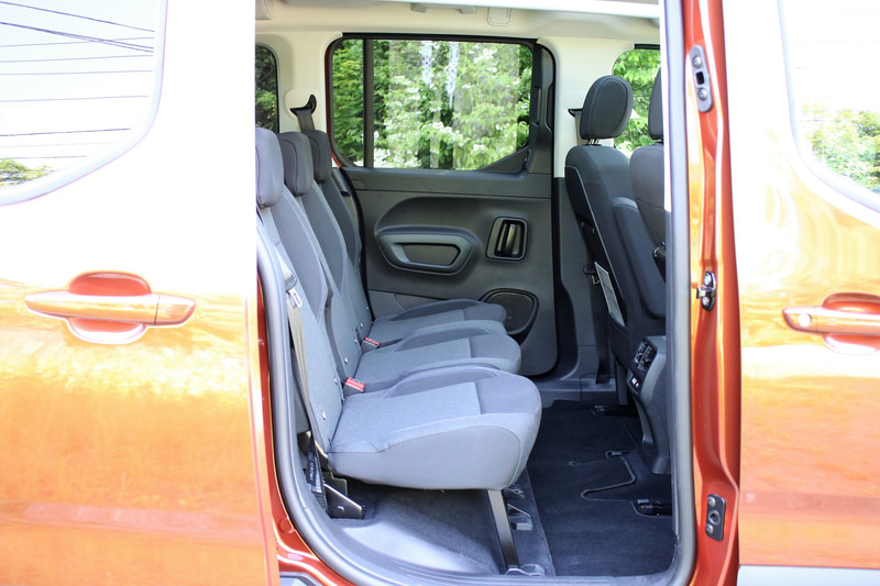 リアシートは6：4の分割可倒式